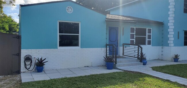 Building Photo - 1548 SW 28th Ave