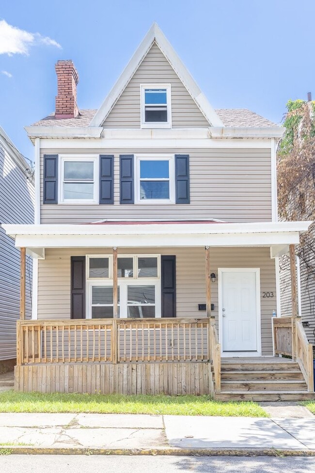 Primary Photo - AVAILABLE OCTOBER 15th - Quirky 3+ Bedroom...