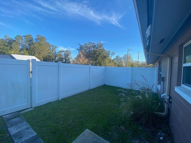 Building Photo - 2 Bedroom/2 Bathroom Recently Remodel!