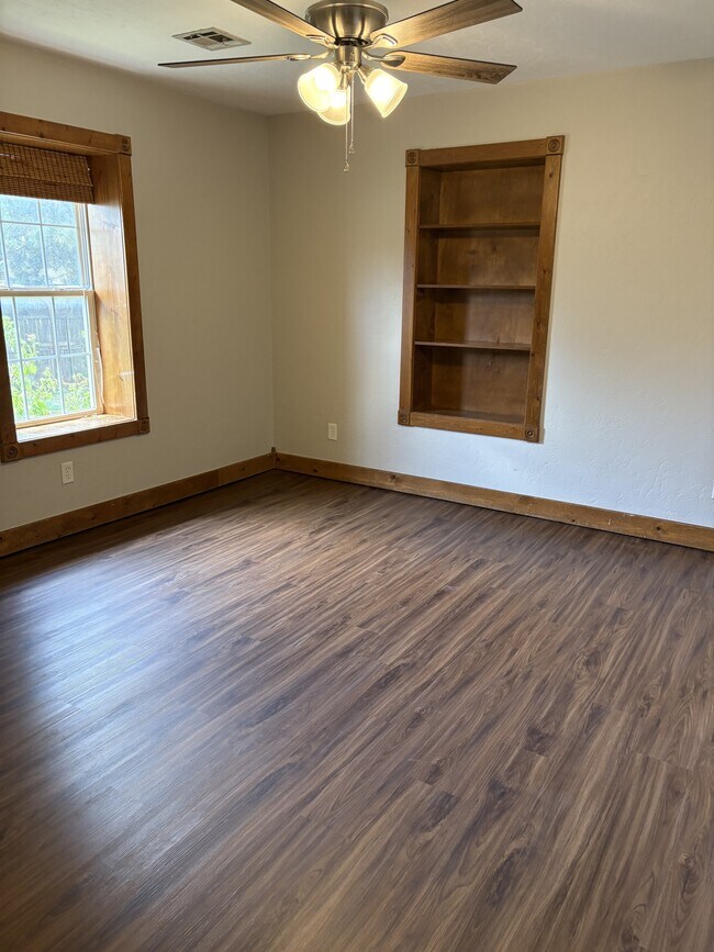 Building Photo - 201 N Locust Dr