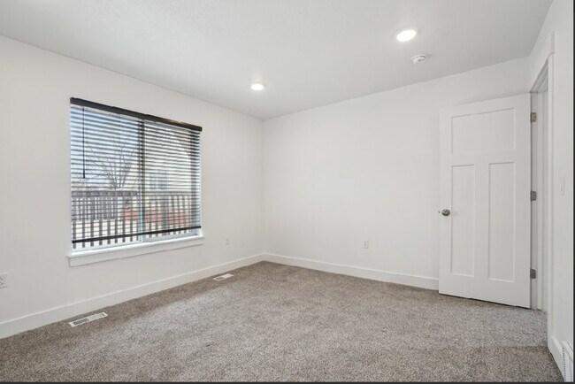 Building Photo - 2918 Pingree Ave E