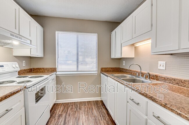 Building Photo - 2812 Thomas Ln