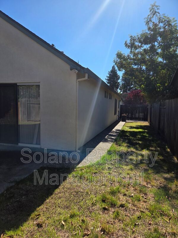 Building Photo - 203 Catalpa Ln