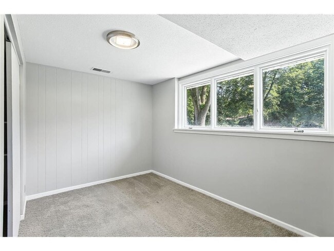 Building Photo - 455 Black Oaks Ln N