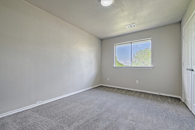 Building Photo - 2038 Biscayne Dr