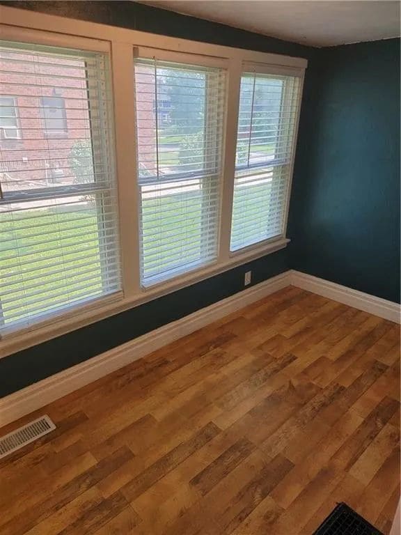 Building Photo - 3 Bedroom / 1 Bathroom Home in a Central Des Moines Location!