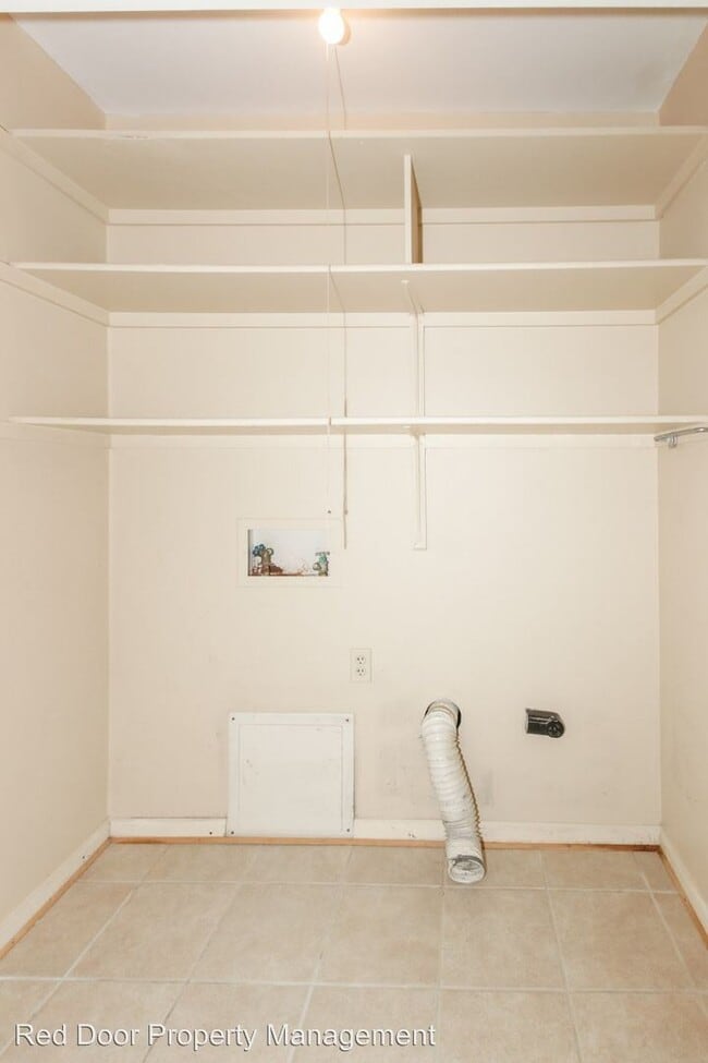 Building Photo - 7450 Lions Head Dr