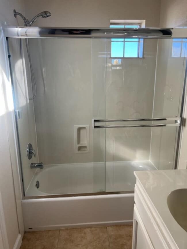 Building Photo - Spacious 4-Bedroom Home in a Quiet Tracy C...