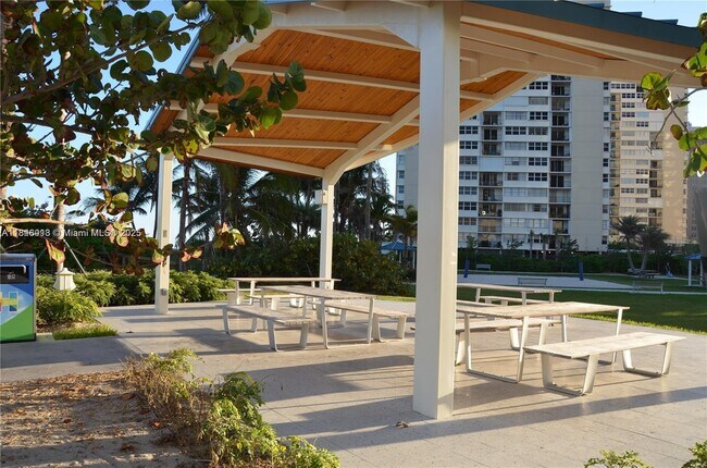 Building Photo - 1000 Parkview Dr