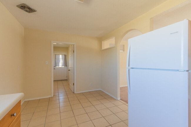 Building Photo - Conveniently located 3 Bedroom with Conver...