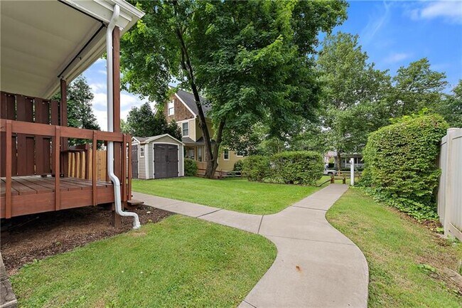 Building Photo - 318 Sprott Way