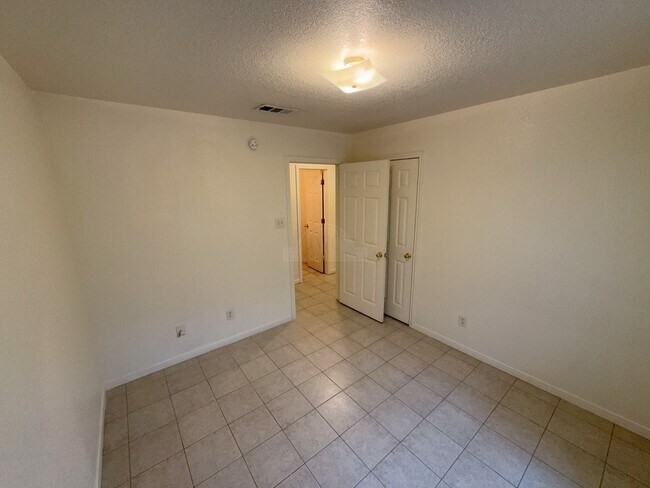 Building Photo - 2807 Edgefield