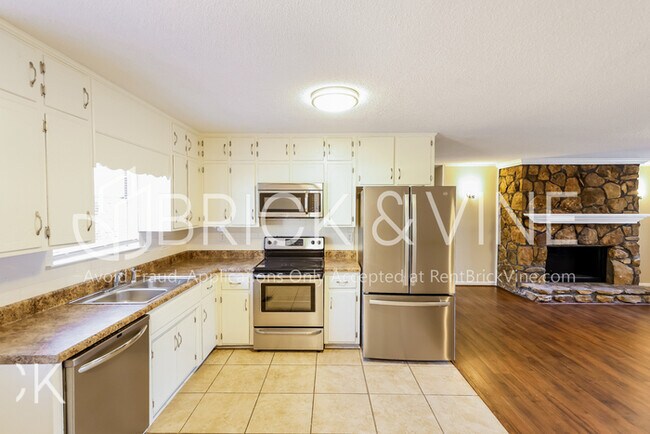 Building Photo - 400 S Highland Dr