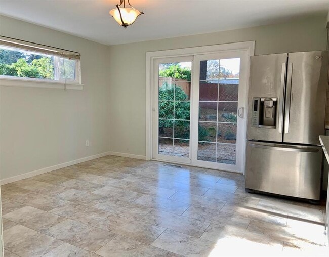 Building Photo - 3 bedroom in Bellevue WA 98006