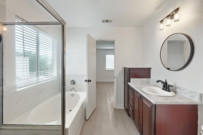 Building Photo - 184 Unity