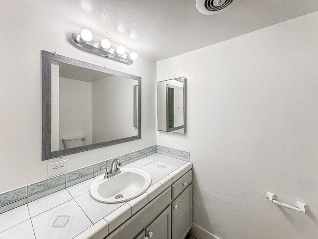 Building Photo - SD: Comfortable 2BD/2BA Condo in Chula Vista with Covered Patio & 2 Parking Spaces