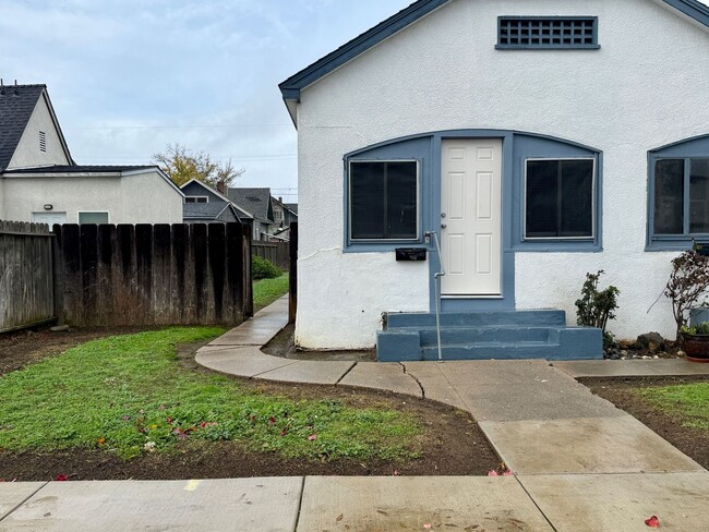 Building Photo - 1 Bedroom 1 Bath Duplex!