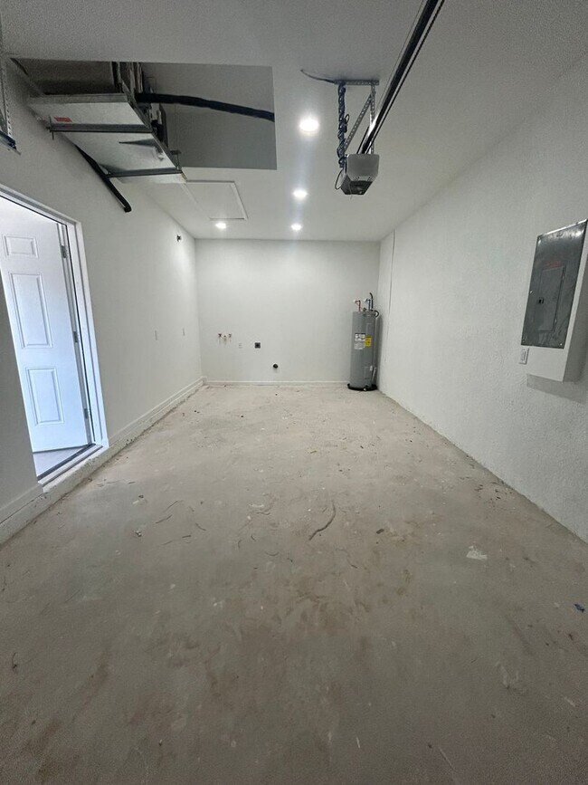 Building Photo - 1142 Heron St