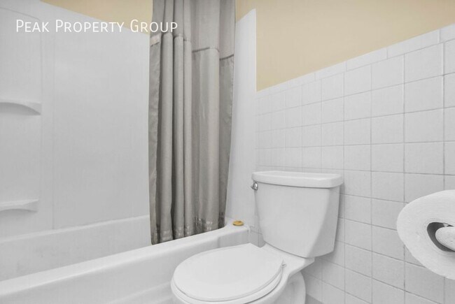 Building Photo - 2971 Deckebach Ave