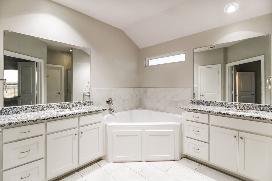 Building Photo - 4112 Bridle Path Ln