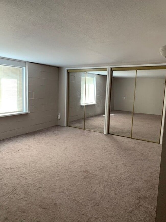 Building Photo - 3 bd., 2 bath remodeled Duplex