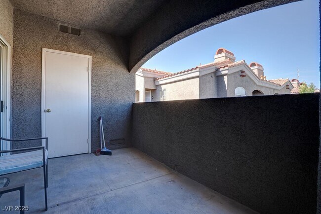 Building Photo - 5525 W Flamingo Rd
