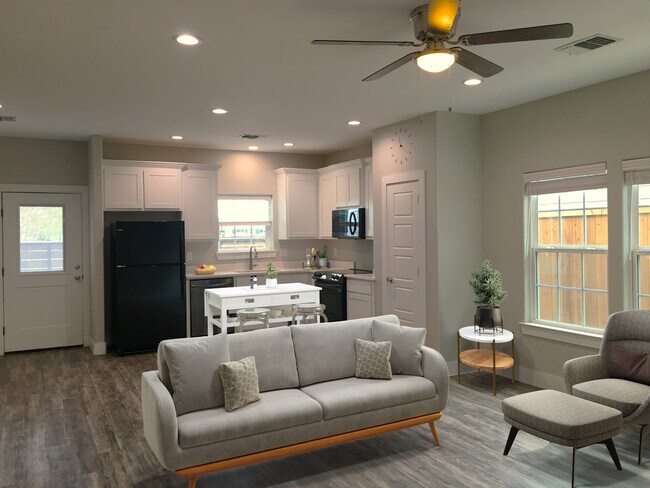 Building Photo - 709 W Woodard St