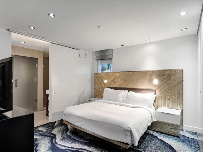 Building Photo - 3101 Bayshore Dr