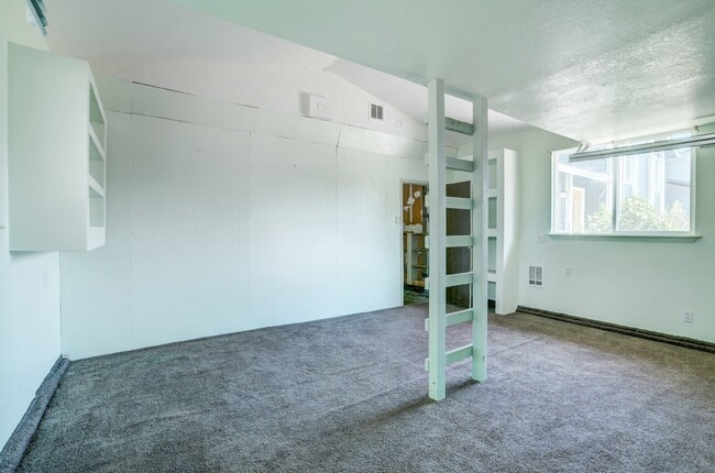 Building Photo - $3,200.00 - 3 Bedrooms, 2 Bathrooms, Singl...
