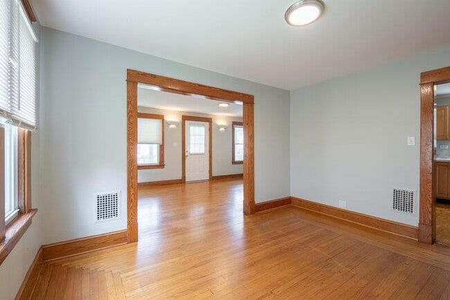 Building Photo - 614 Hoosick St
