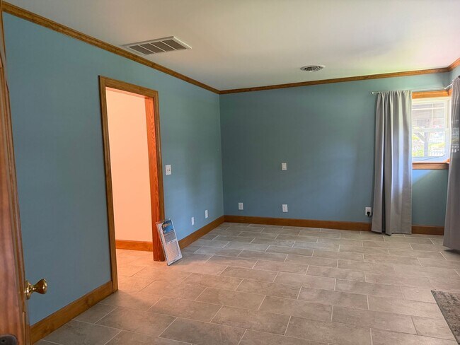 Building Photo - 302 Oak Dr