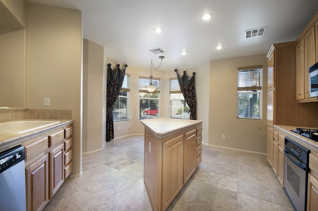 Building Photo - SUMMERLIN Home 3 Bedrooms + Small Loft - M...