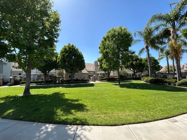 Building Photo - Beautiful 3 Bedroom 3 Bath Townhome with Loft in Orange!