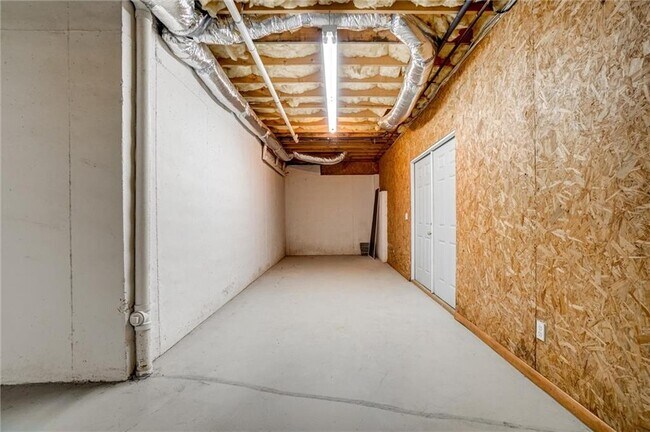 Building Photo - 701 Longview St