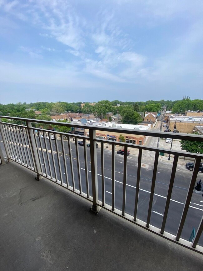 Building Photo - 6000 N Cicero Ave