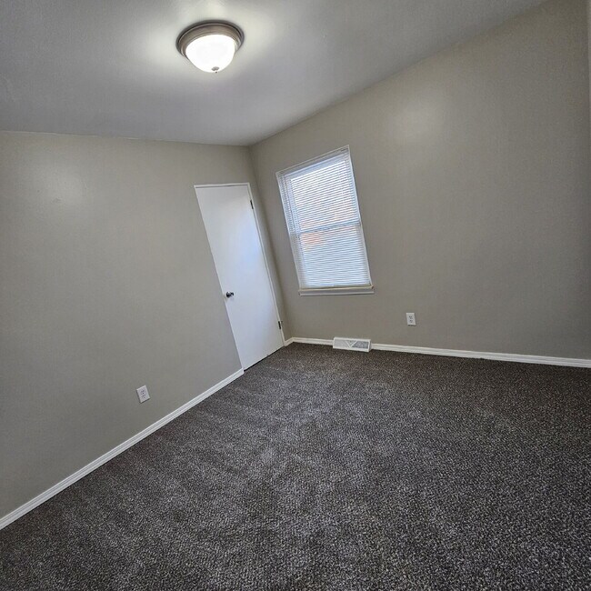 Building Photo - 3 Bedroom, 1 Bath Ranch w/ Fresh Updates Throughout. Spacious Living Room w/ New Laminate Floorin...