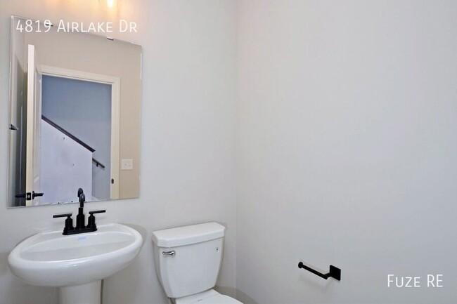 Building Photo - 4819 Airlake Dr