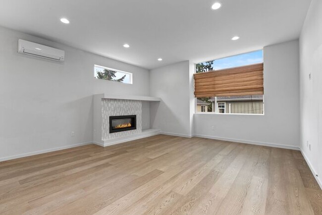 Building Photo - Unique West Seattle Townhome with Air Cond...