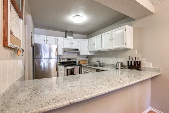 Building Photo - Downtown Redmond, 2 Bed Condo unit