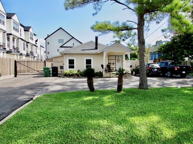 Primary Photo - 1126 W 22nd St