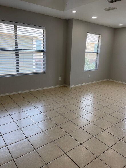 Building Photo - 406 E 3rd St