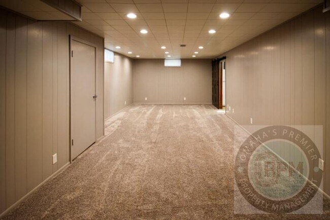 Building Photo - Convenience & Style: Your 3-Bed, 2-Bath Om...