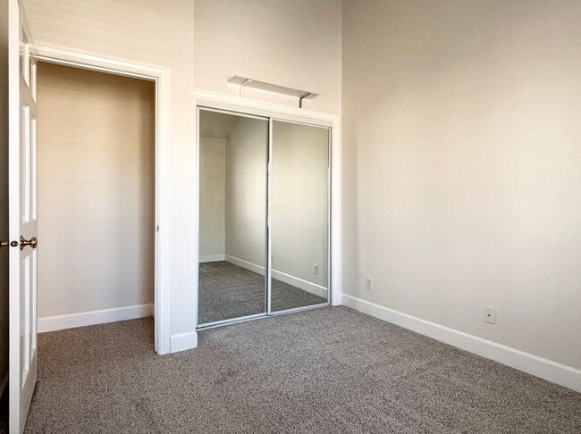 Building Photo - 943 Sage Park Ln S