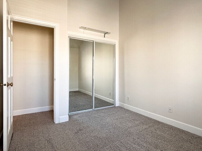 Building Photo - Beautiful & Private Millcreek Townhome!