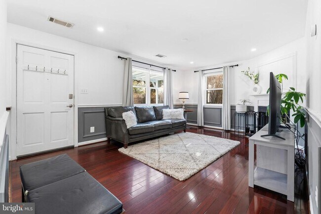 Building Photo - 4016 Hirst Dr