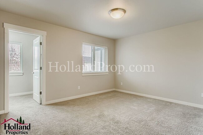 Building Photo - Beautiful Townhome with an Attached Garage in South East Hillsboro!
