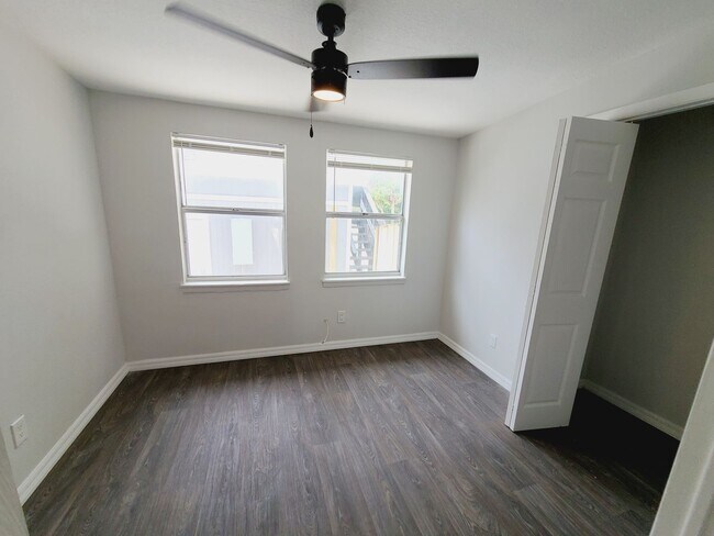 Building Photo - 618 17th Ave S