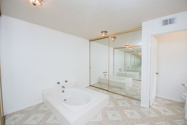 Building Photo - Rose Hills