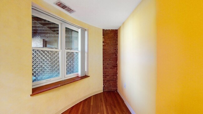 Building Photo - 84 Gainsborough St