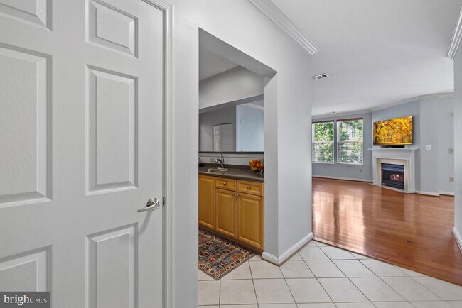 Building Photo - 4950 Brenman Park Dr
